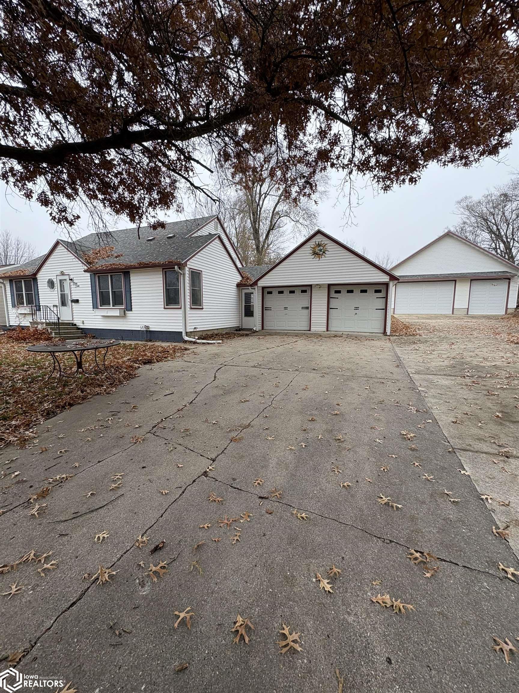 1010 N 2nd Avenue Iowa Falls IA 50126