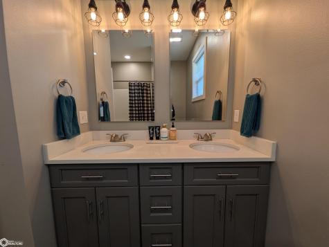 1610 W 7th Avenue N Clear Lake IA 50428