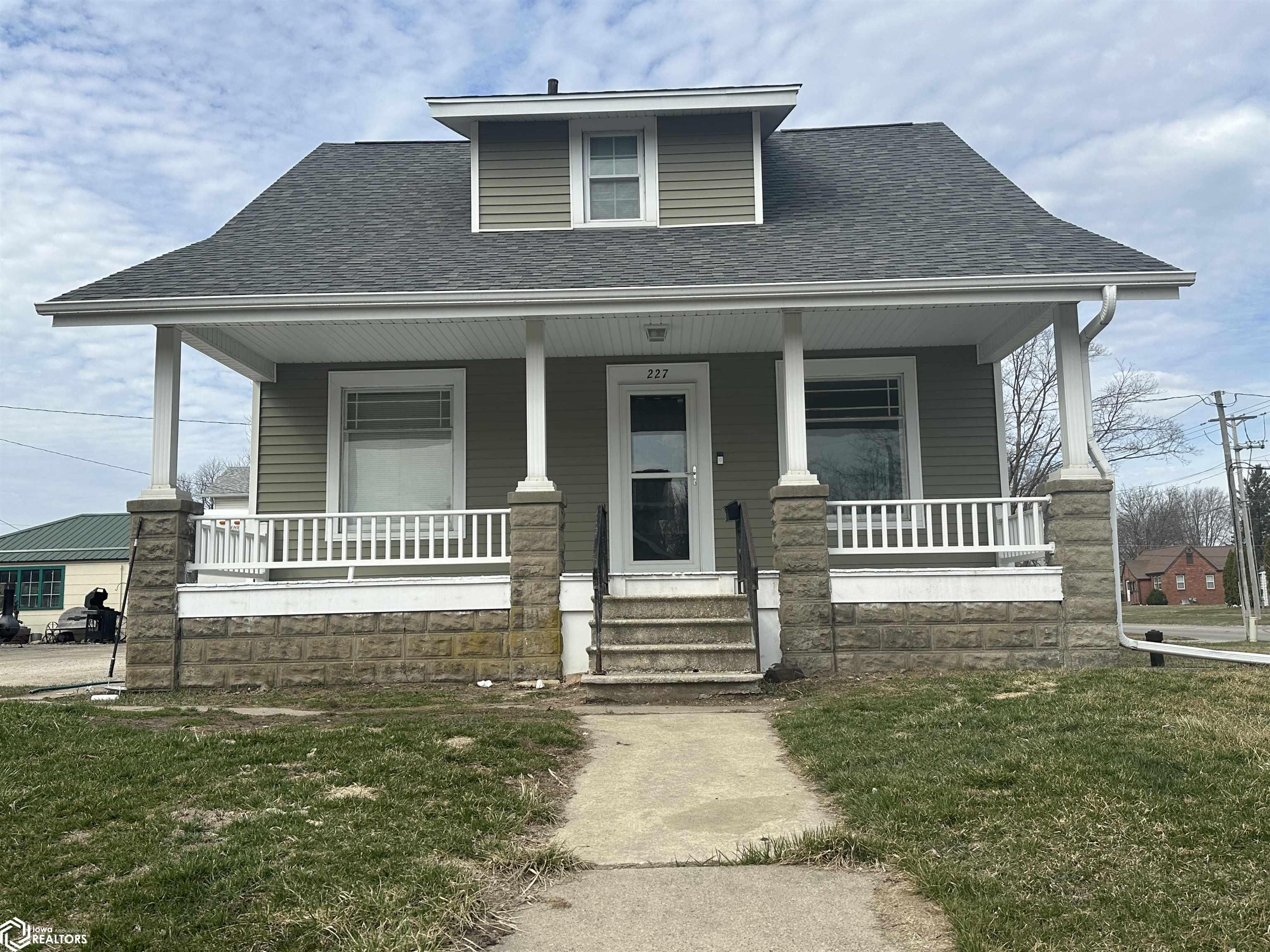 227 Moorhead Iowa Falls IA 50126