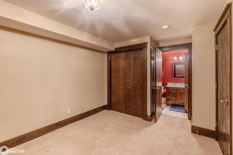 125 N Crescent Drive Mason City IA 50401