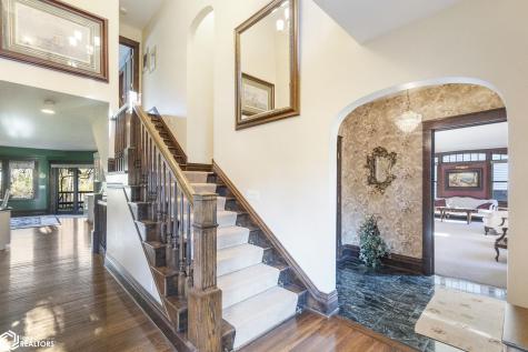 125 N Crescent Drive Mason City IA 50401