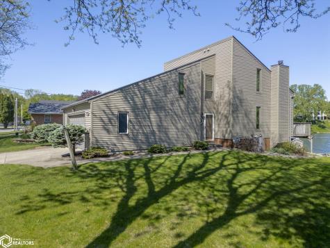 1814 Springview Drive Mason City IA 50401