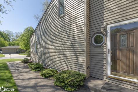 1814 Springview Drive Mason City IA 50401