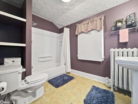 705 Central Avenue E Hampton IA 50441