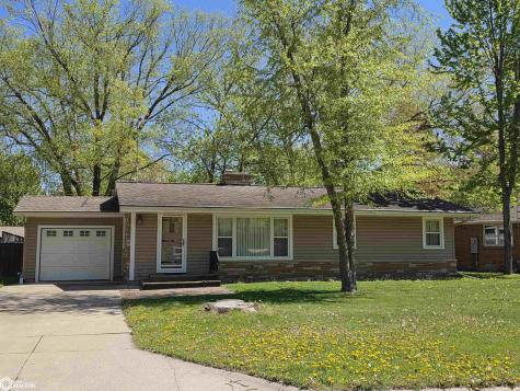 1748 Hillcrest Drive Mason City IA 50401