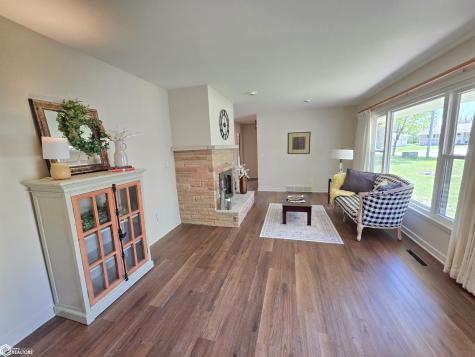 1748 Hillcrest Drive Mason City IA 50401