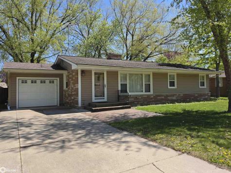 1748 Hillcrest Drive Mason City IA 50401