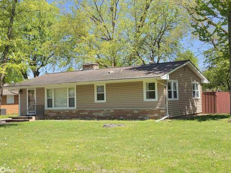 1748 Hillcrest Drive Mason City IA 50401