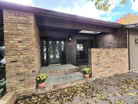925 Briarstone Drive Mason City IA 50401