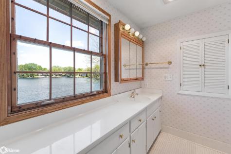 278 Lakeview Drive Mason City IA 50401
