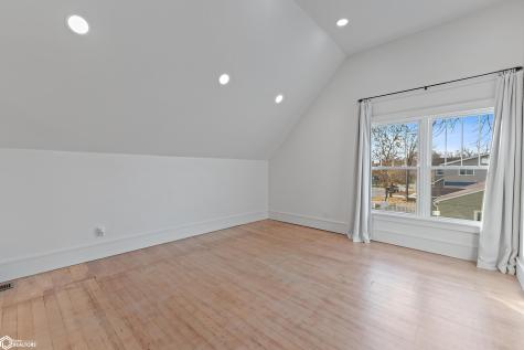 17 S 13th Street Clear Lake IA 50428