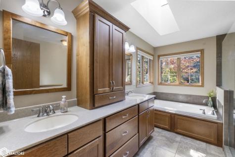 6 Deer Creek Court Mason City IA 50401