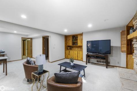 6 Deer Creek Court Mason City IA 50401