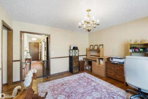 11 Knollwood Court Mason City IA 50401