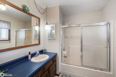 11 Knollwood Court Mason City IA 50401