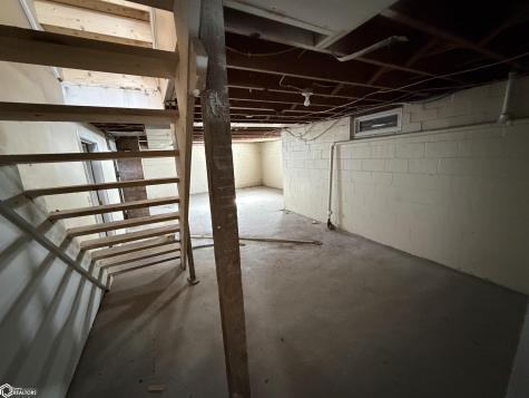 1443 Ivanhoe Avenue New Hampton IA 50659