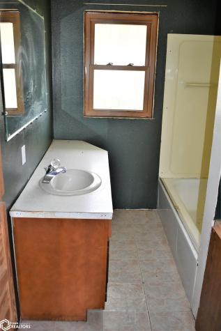 1614 Commercial Iowa Falls IA 50126