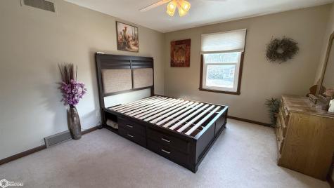 1304 2nd Street NW Mason City IA 50401