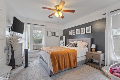 128 10th Street NW Mason City IA 50401