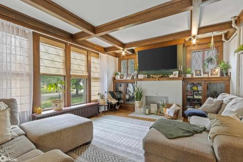 128 10th Street NW Mason City IA 50401