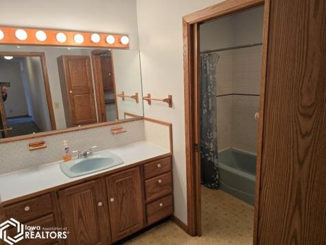 1973 S Carolina Avenue Mason City IA 50401-5309