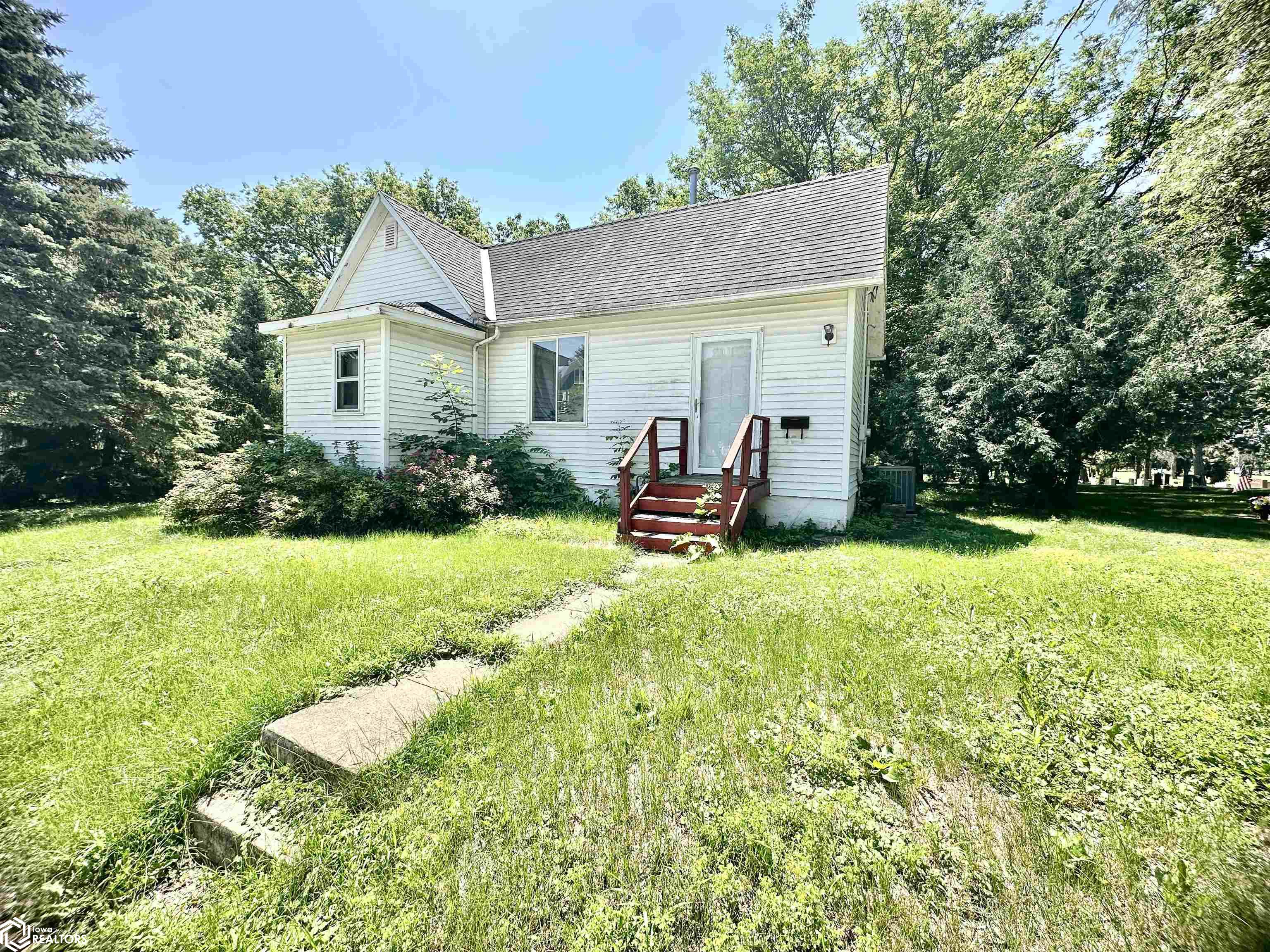 143 SW 11th Street Mason City IA 50401