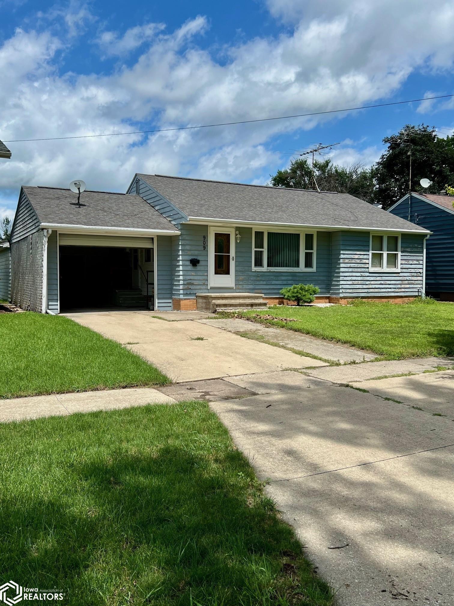 909 1st Avenue SE Clarion IA 50525