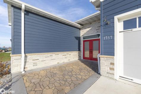 1757 S Illinois Avenue Mason City IA 50401