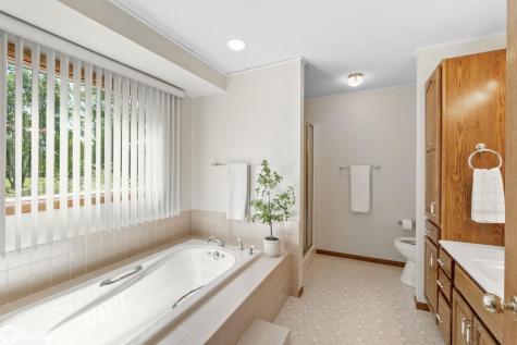 25 Slate Court Mason City IA 50401