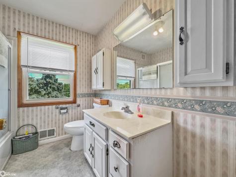 410 10th Street SE Hampton IA 50441