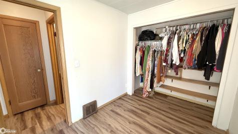 807 10th Street NE Mason City IA 50401-2419