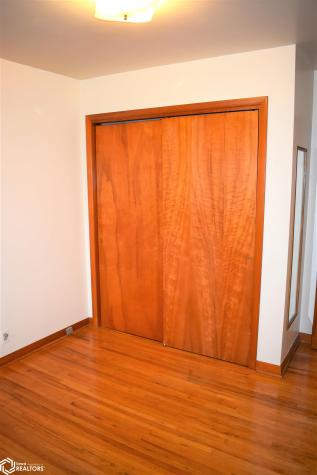 1009 Pearl Iowa Falls IA 50126