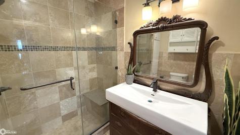 726 1st Street SW Mason City IA 50401