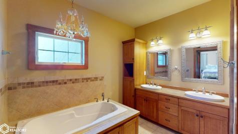 10 Deer Creek Court Mason City IA 50401