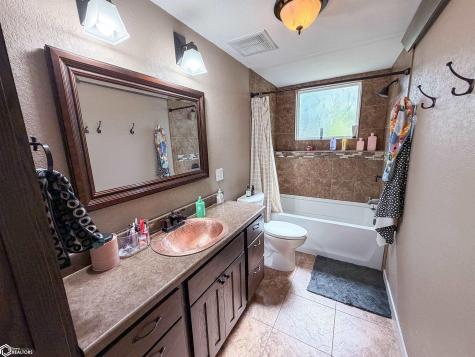 113 18th Avenue NE Hampton IA 50441
