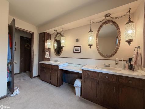1665 Dorell Drive Hampton IA 50441