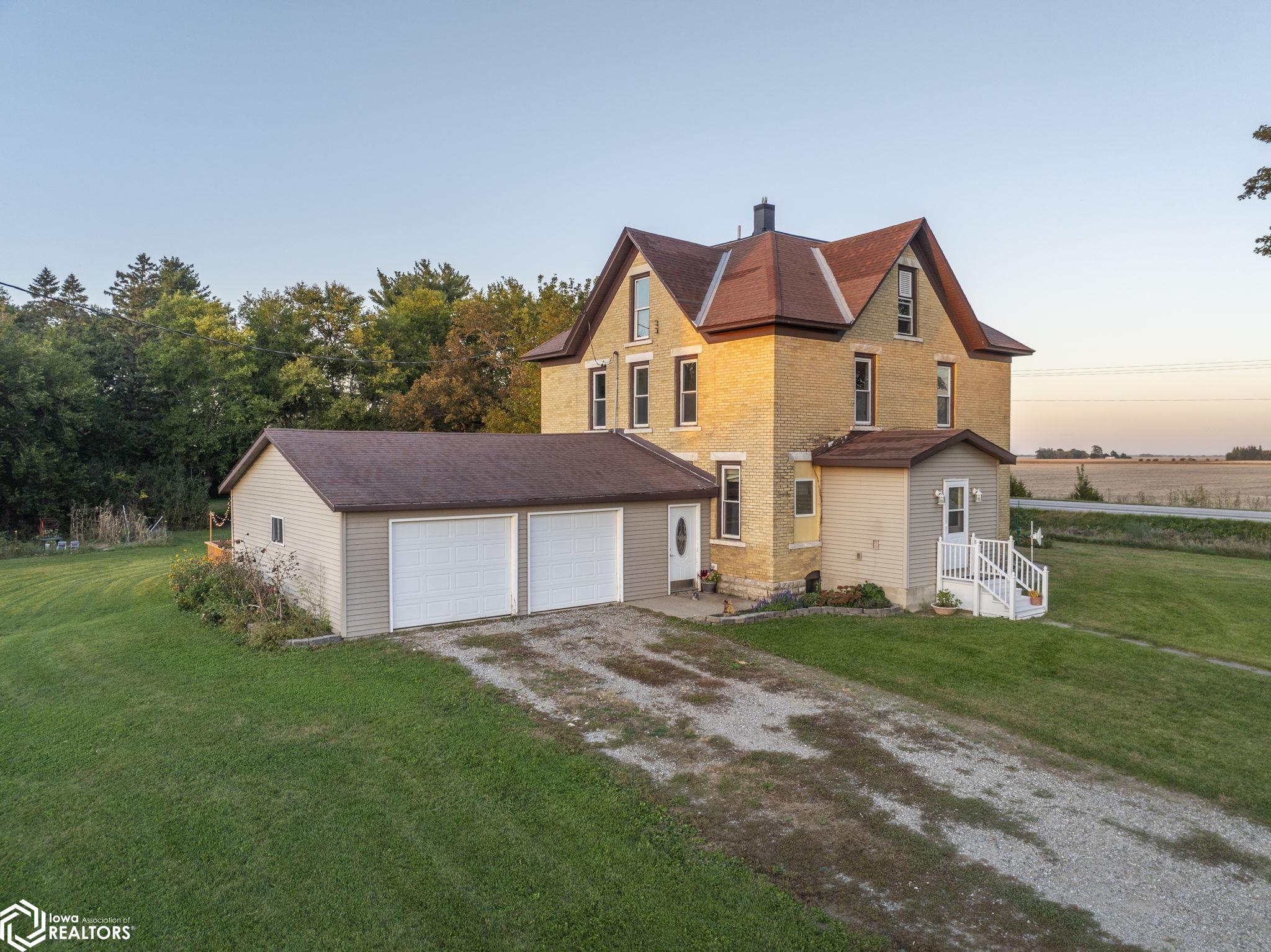 11142 Thrush Avenue Mason City IA 50401