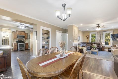 11142 Thrush Avenue Mason City IA 50401