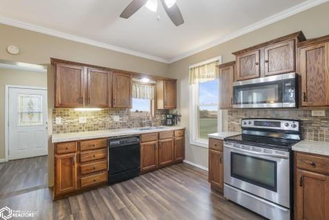 11142 Thrush Avenue Mason City IA 50401