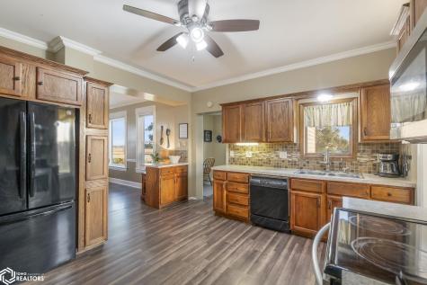 11142 Thrush Avenue Mason City IA 50401