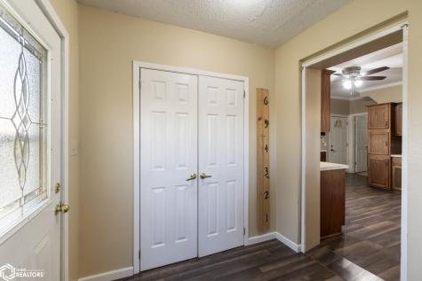 11142 Thrush Avenue Mason City IA 50401