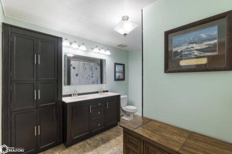 11142 Thrush Avenue Mason City IA 50401