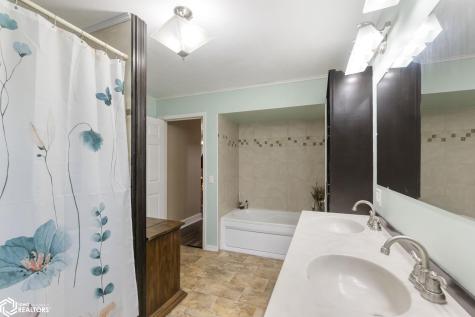 11142 Thrush Avenue Mason City IA 50401