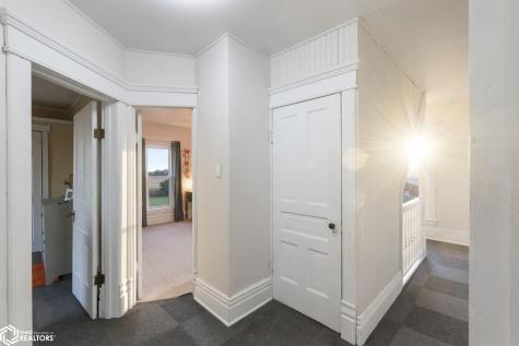 11142 Thrush Avenue Mason City IA 50401