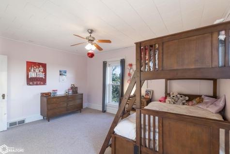 11142 Thrush Avenue Mason City IA 50401