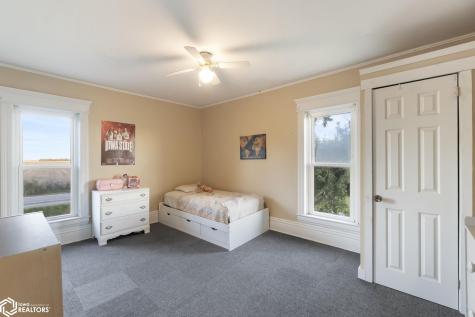 11142 Thrush Avenue Mason City IA 50401