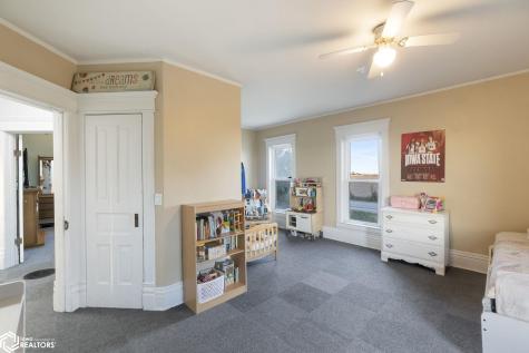 11142 Thrush Avenue Mason City IA 50401