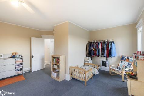 11142 Thrush Avenue Mason City IA 50401