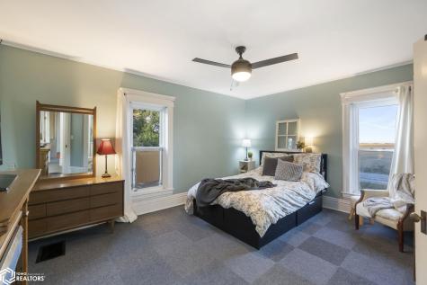 11142 Thrush Avenue Mason City IA 50401