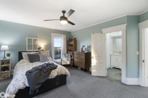 11142 Thrush Avenue Mason City IA 50401